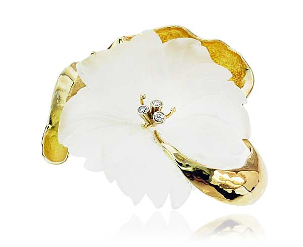 Blumenbrosche aus Bergkristall geschnittene Blütenblätter mit 0,066ct Diamanten in 585 Gold