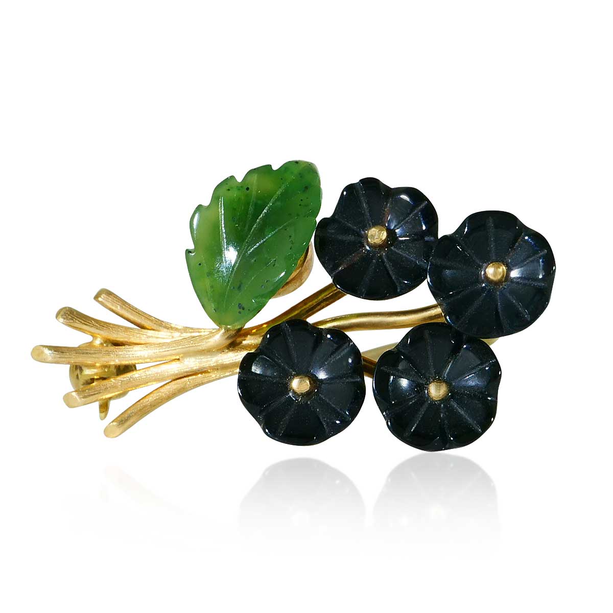 Gelbgoldbrosche mit vier kleinen schwarzen Blüten und einem Nephritblatt