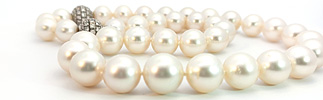 Halsketten mit Perlen, Perlen-Kolliers, Perlen-Halsbänder, Perlen-Schmuck-Anhänger