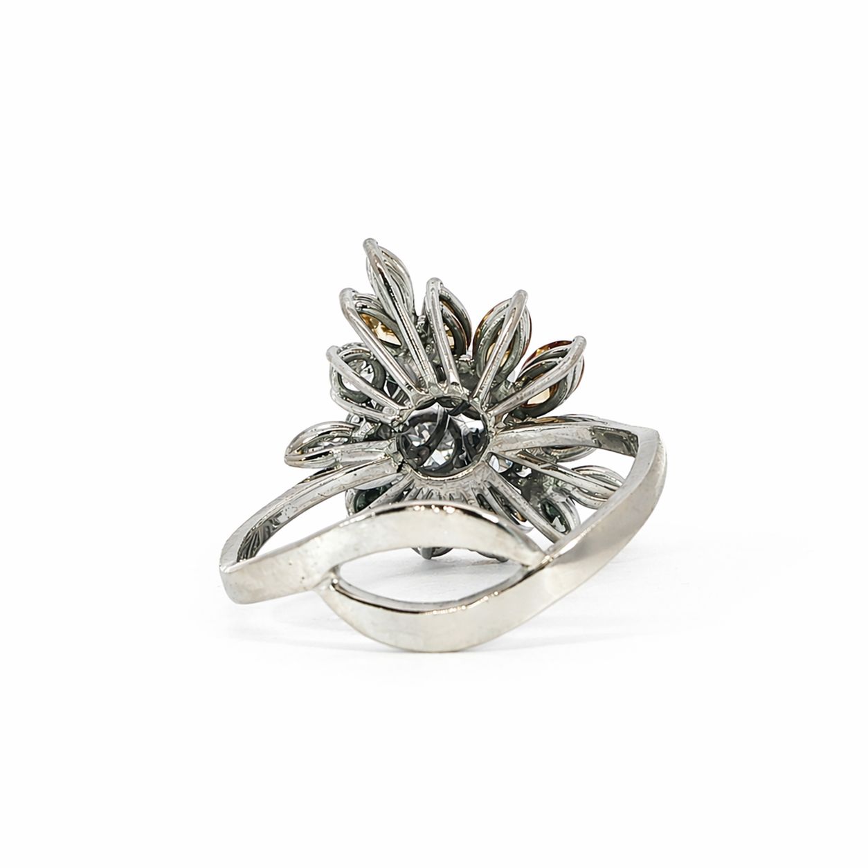 Diamantring mit 18 farbigen Diamanten zus 2,39 ct Weissgold 18 Kt.