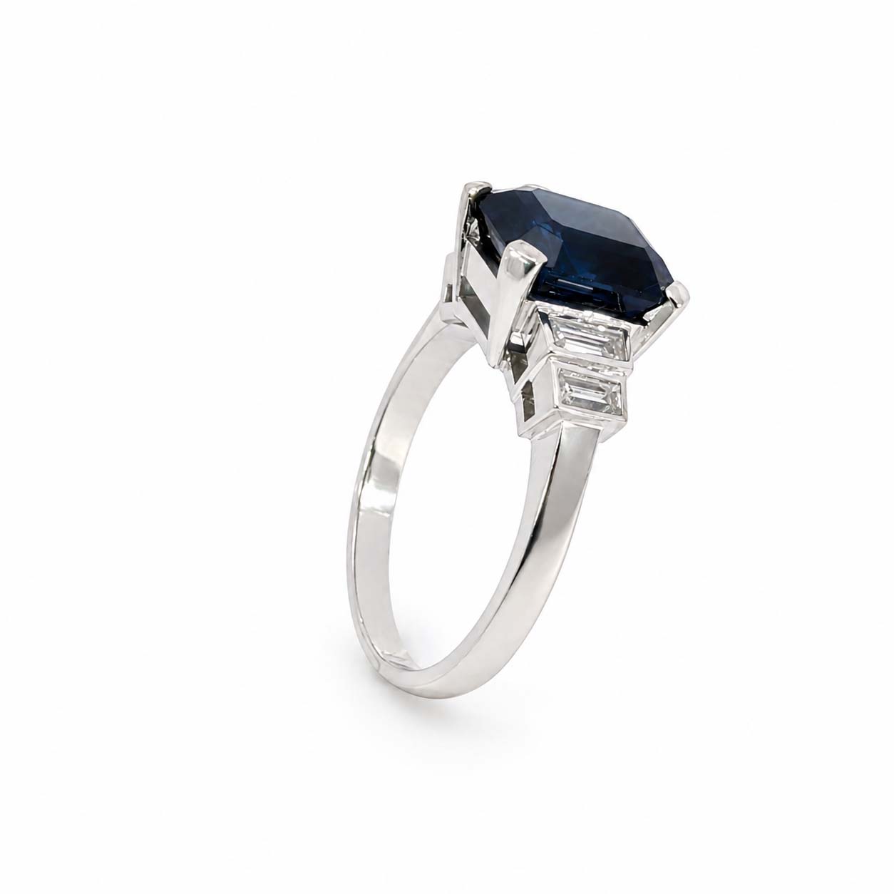 Saphir-Diamantring mit 4 Diamantbaguettes und 3.46ct rechteckigem Safir