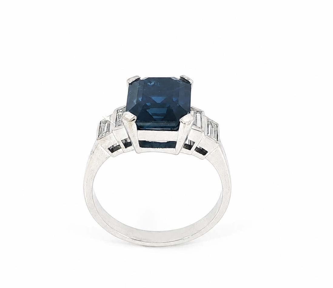 Saphir-Diamantring mit 4 Diamantbaguettes und 3.46ct rechteckigem Safir
