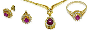Rubin–Diamant-Set Ring Ohrstecker und Collier, 0,51ct Diamanten mit 2,24ct facettierten Rubinen in Gelbgold, für Vergrösserung bitte hier klicken!